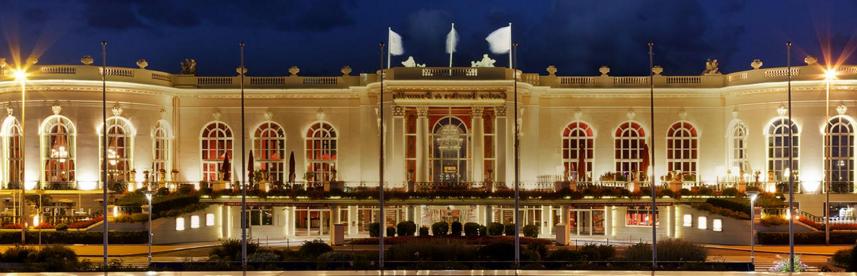 Le casino Barrière de Deauville de nuit