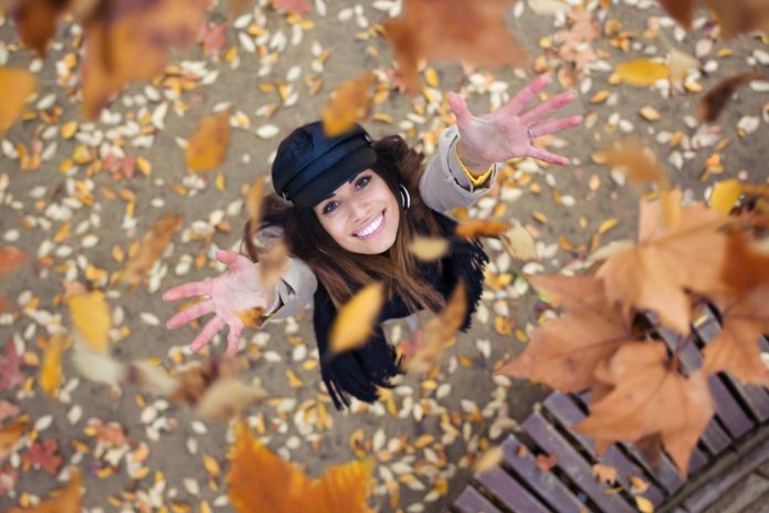 femme souriant feuilles automne