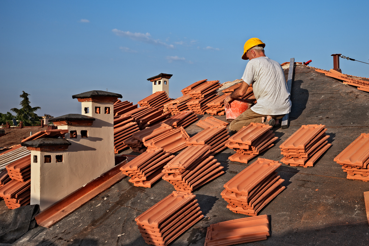 homme chantier rénovation toiture brique