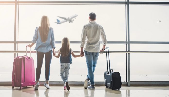 parents et enfant aéroport