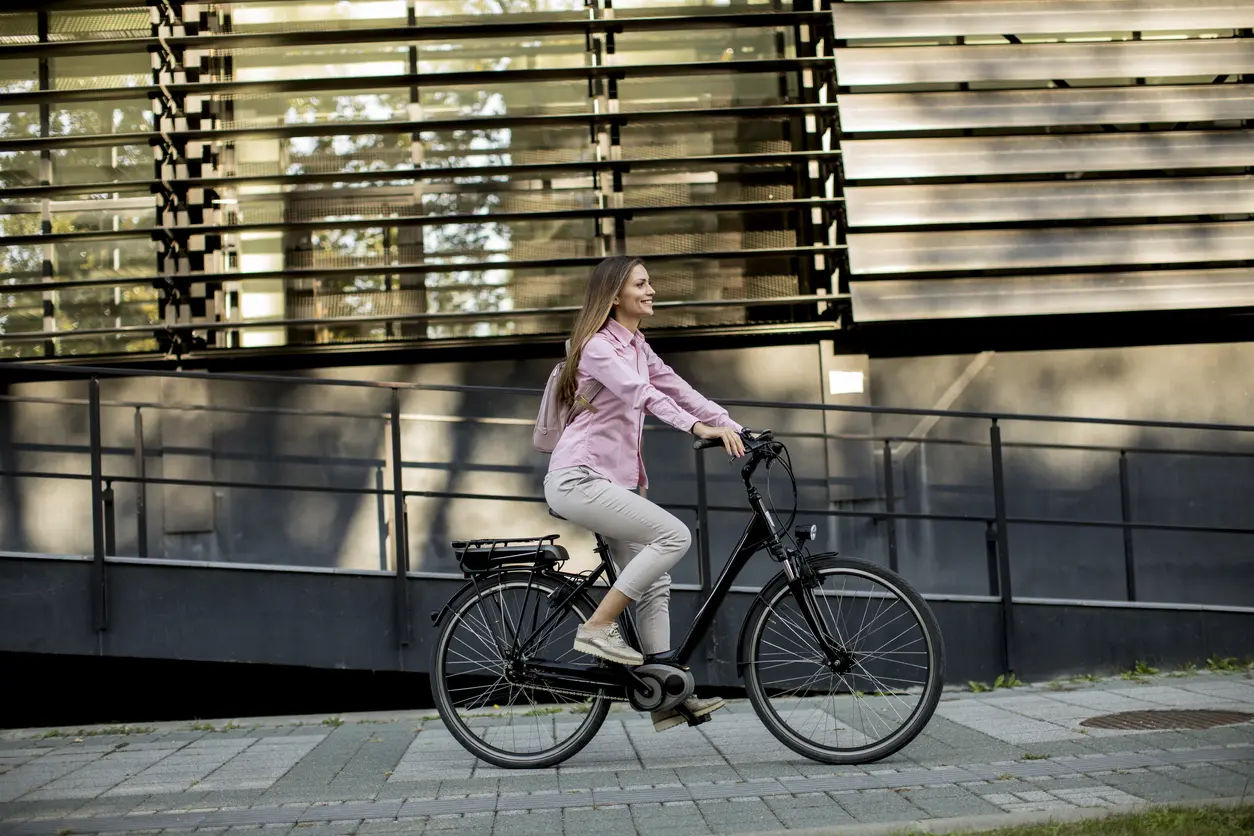 femme sur vélo électrique ville